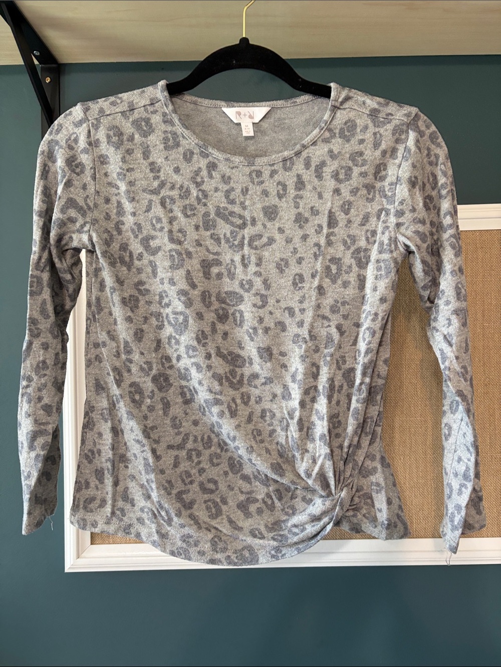 Girls' Gray Leopard Print Twist-Hem Long Sleeve Top